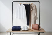 découvrez les pièces indispensables pour un dressing minimaliste, alliant style et simplicité au quotidien. adoptez la mode épurée pour une garde-robe fonctionnelle et tendance.